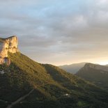 Dîner et nuit en falaise dans le Vercors