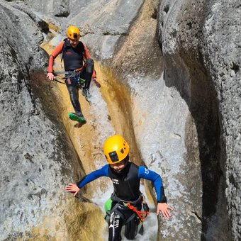 descente-canyon-enfants-cascade-roche.webp