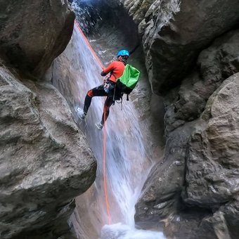 rappel-canyoning-haute-savoie.jpg