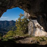 Prehistoric hike: cave and rock engravings (Die)