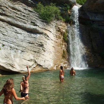 evjf-baignade-cascade.jpg