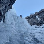 Cascade de glace dans le Champsaur (Hautes-Alpes)