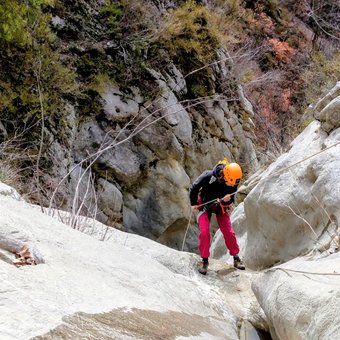 canyoning-Orpiere-descente-cascade-rocheuse.webp