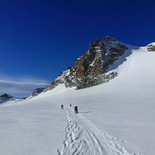 Ski touring on the high road Arolla-Zermatt (Valais)