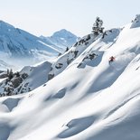 Collective freeride skiing in the Aravis