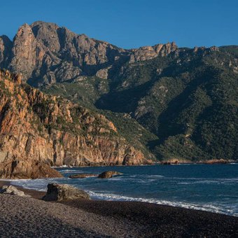 plage-montagnes-corse.jpg